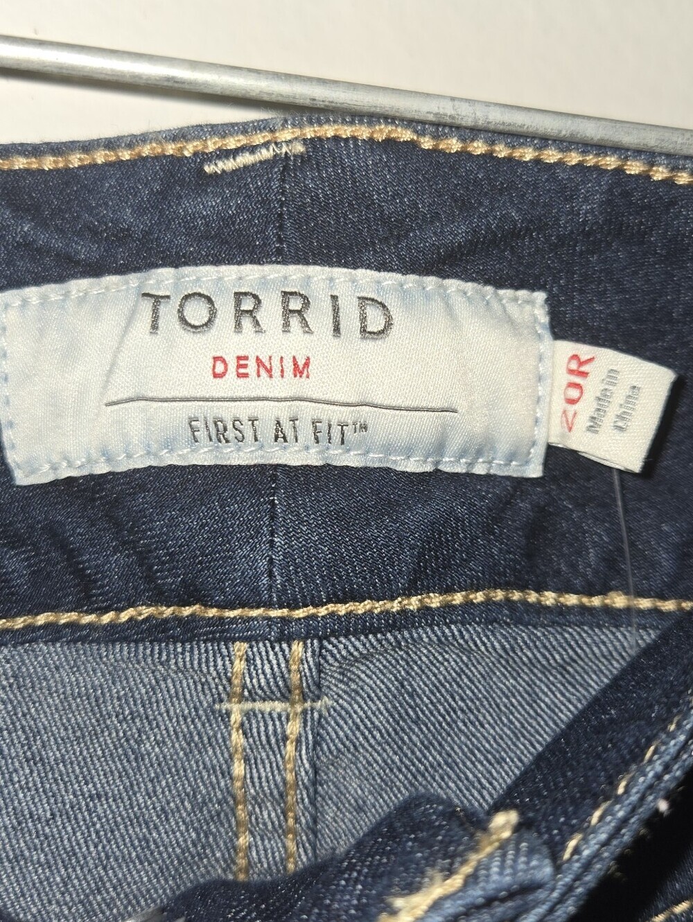 NWT Torrid Dark Wash High Rise 3-Button Jeggings - Size 20R - Picture 3 of 4